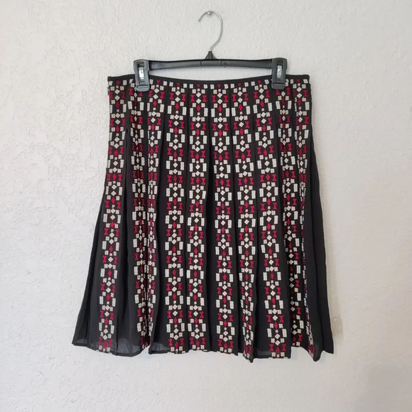 Ann Taylor Black Red Geometric Pleated Embroidered Skirt Knee Length Size 10 - Picture 4 of 10